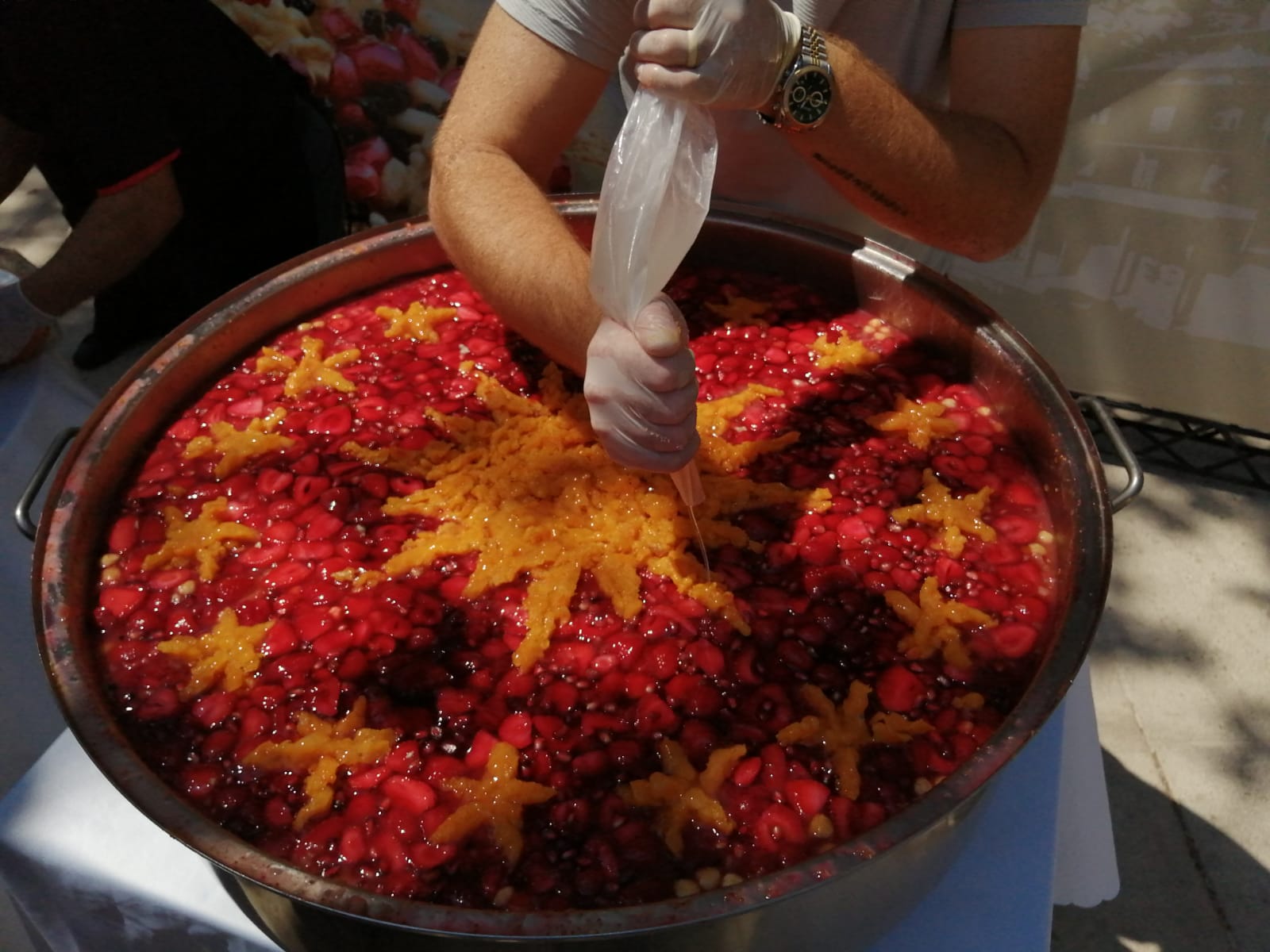 Vali Masatlı halka aşure dağıttı   