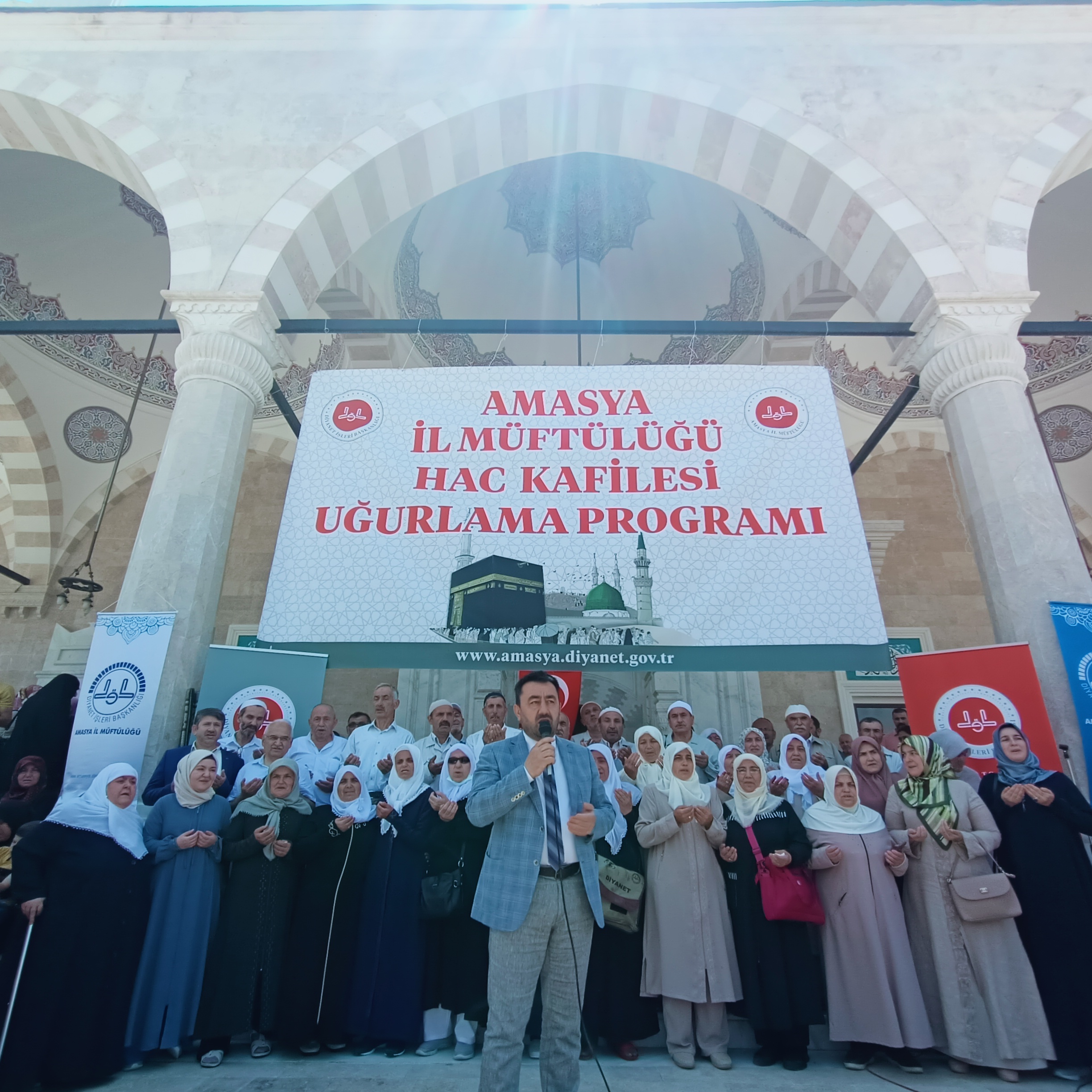 AMASYA’DAN İLK HAC KAFİLESİ DUALARLA UĞURLANDI