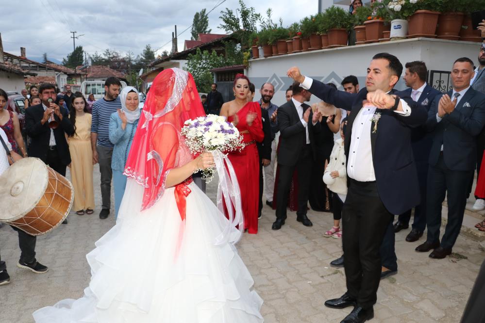 Amerikalı geline Amasya'da Türk usulü düğün     