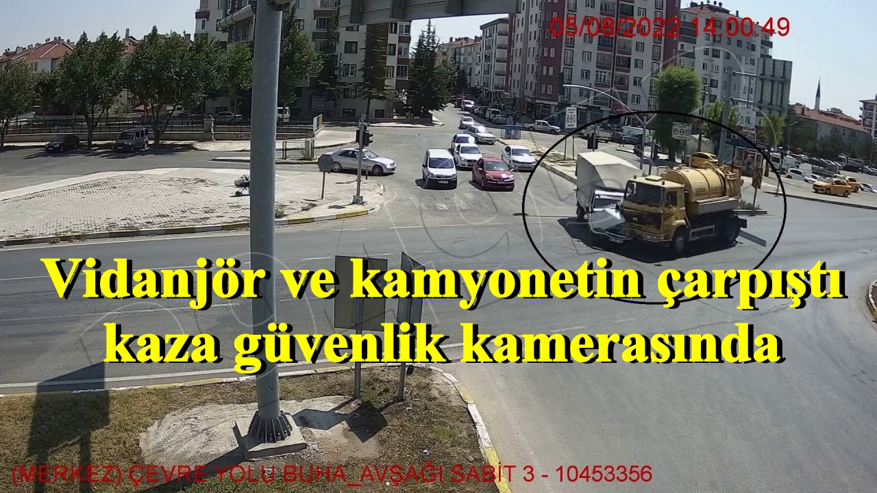 Vidanjör ve kamyonetin çarpıştı kaza güvenlik kamerasında 