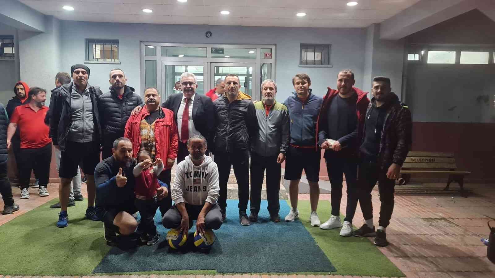 Acar’dan basın voleybol takımına jest