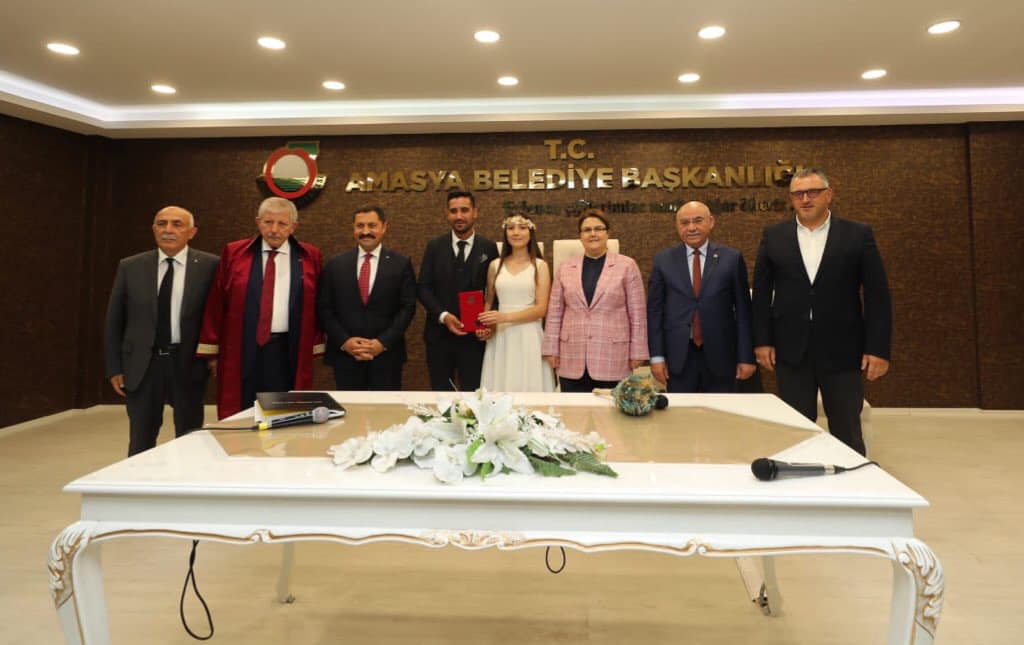 Bakan Yanık, genç çifte sürpriz nikah şahitliği yaptı