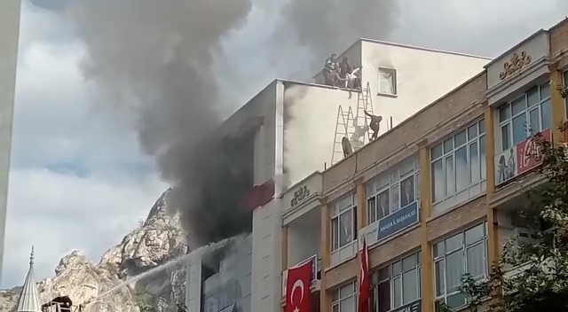 Amasya’da 5 katlı iş yerinde yangın: Çatıda mahsur kalan 5 çalışan kurtarıldı
