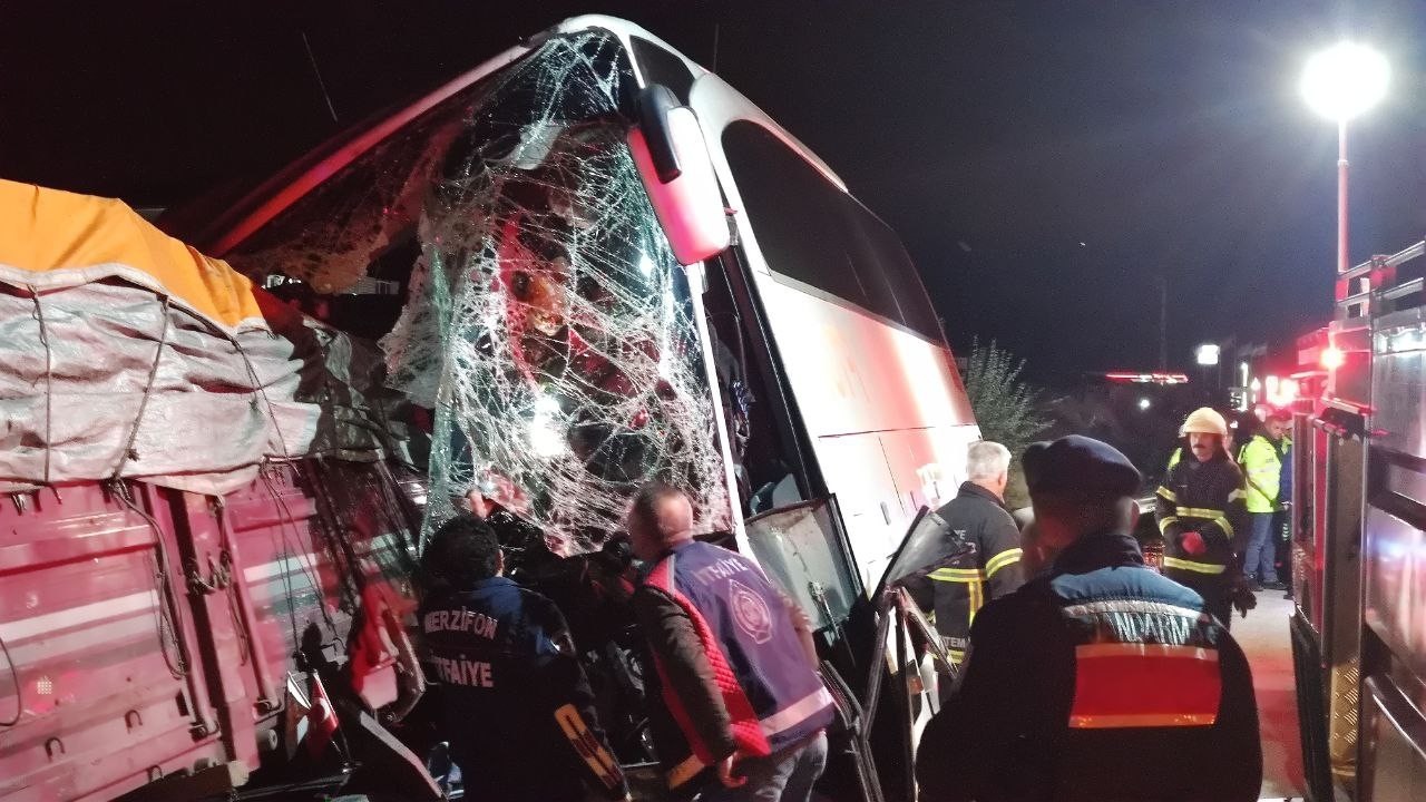 Amasya’da yolcu otobüsü ile kamyon çarpıştı: 2 ölü, 19 yaralı
