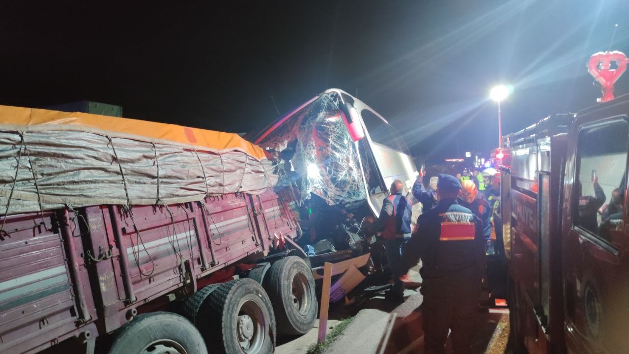 Amasya’da yolcu otobüsüyle kamyonun çarpıştığı kazada 2 kişi öldü, 20 kişi yaralandı