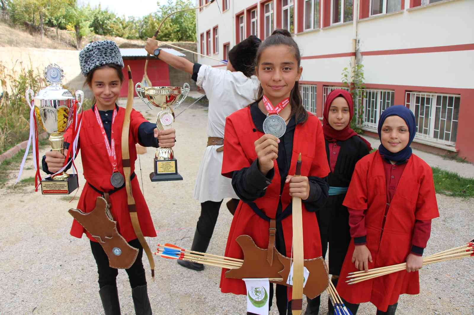 Amasyalı okçu kızlar emanet yaylarla şampiyonluğa ulaştı