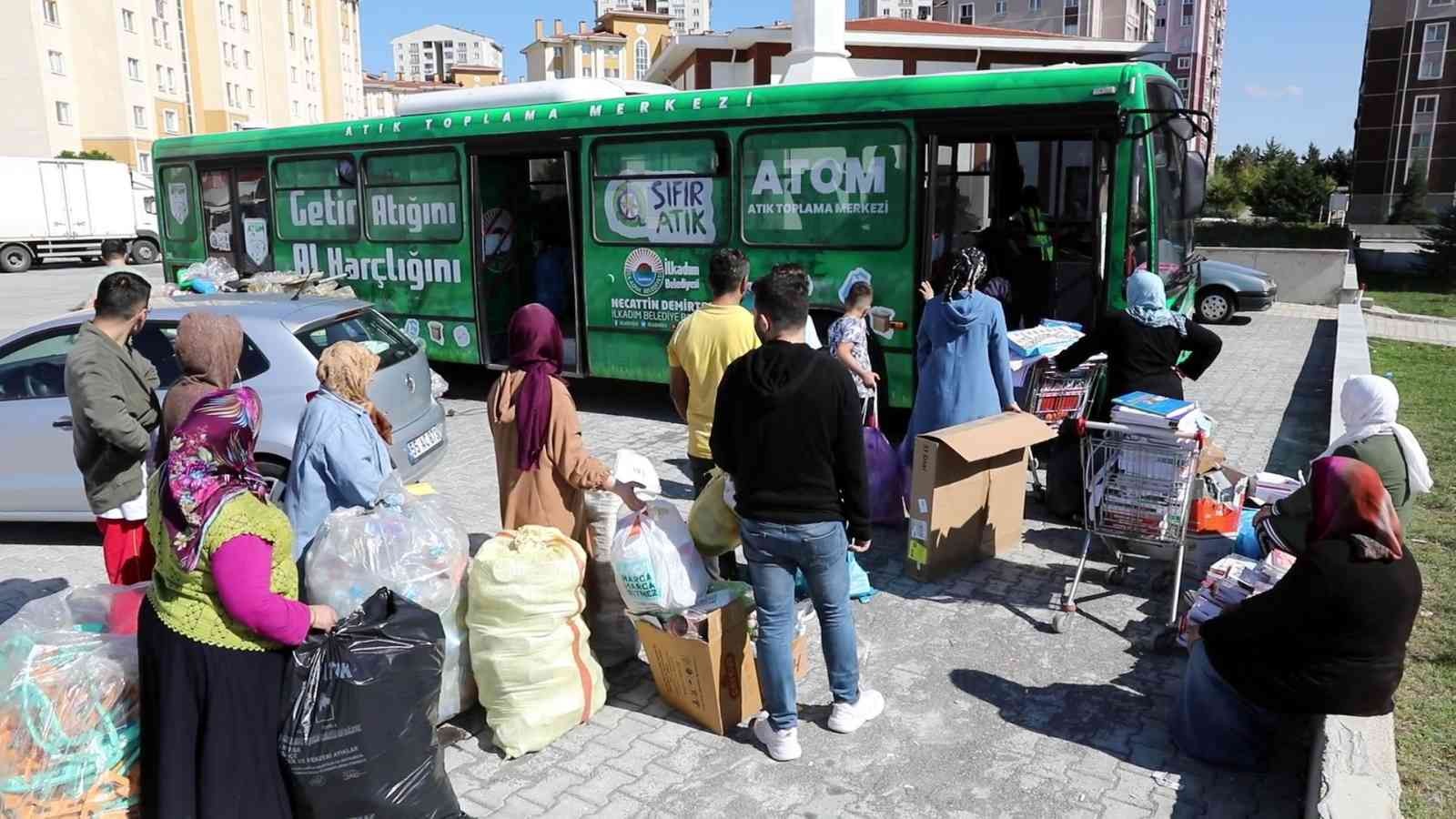 Atığını getiren harçlığını alıp gidiyor