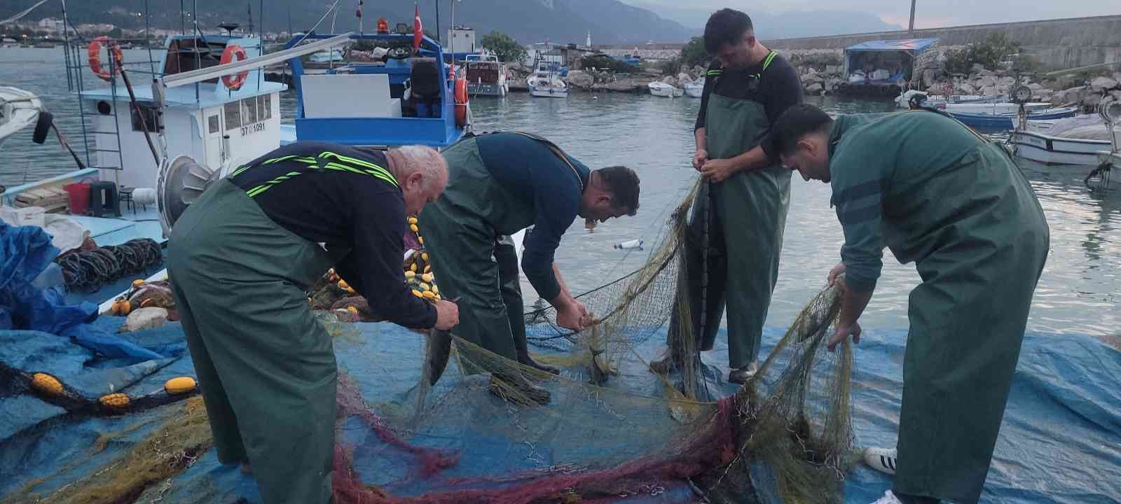 Balık avı için Karadeniz’e açılan tekneler, boş dönmüyor