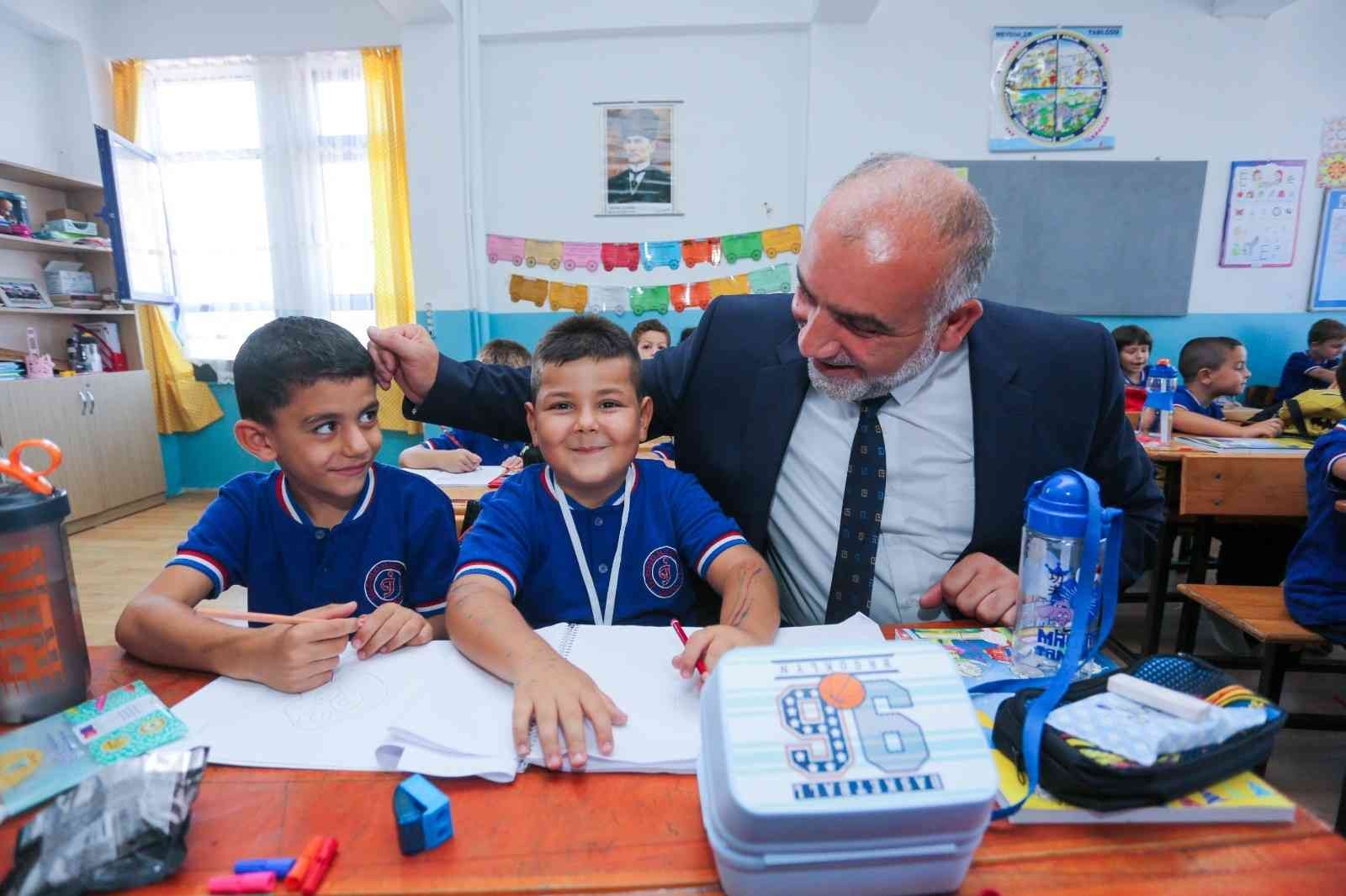 Başkan Sandıkçı: “Gençlerimiz ve çocuklarımızın nitelikli eğitim alması önceliğimizdir”