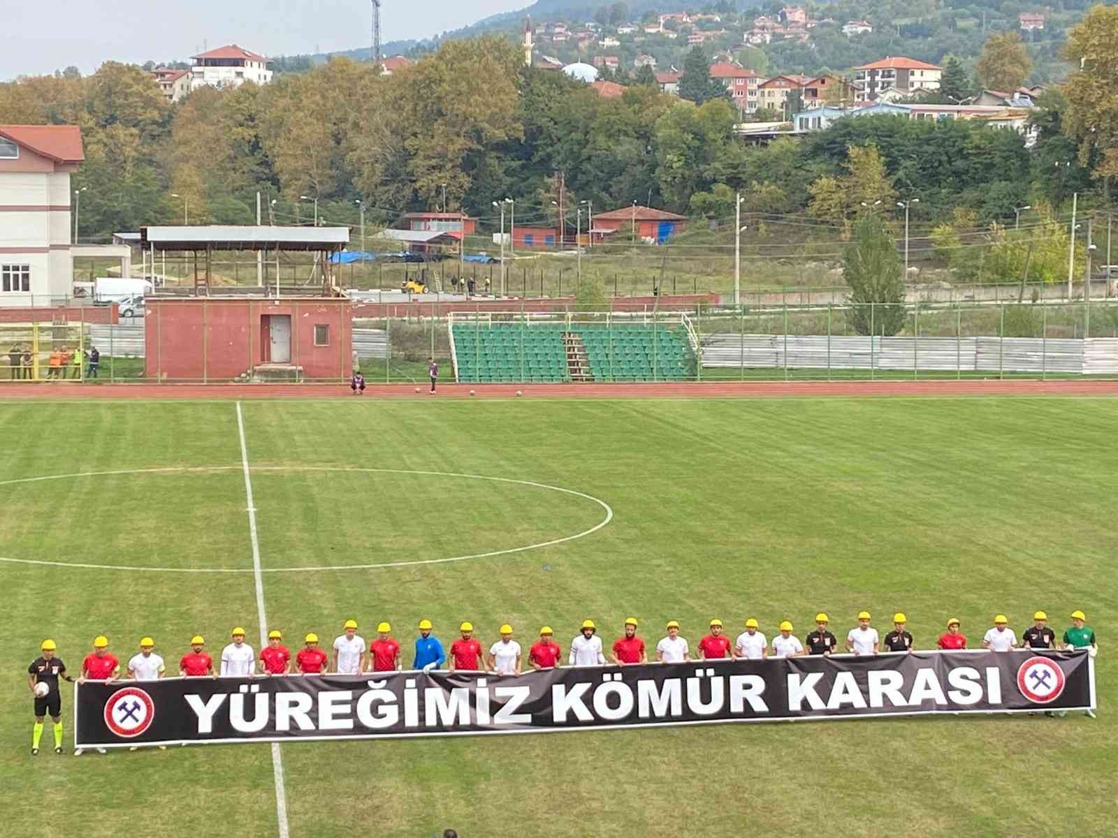 Grizu faciası unutulmadı, sahaya madenci baretiyle ve pankartla çıkıldı