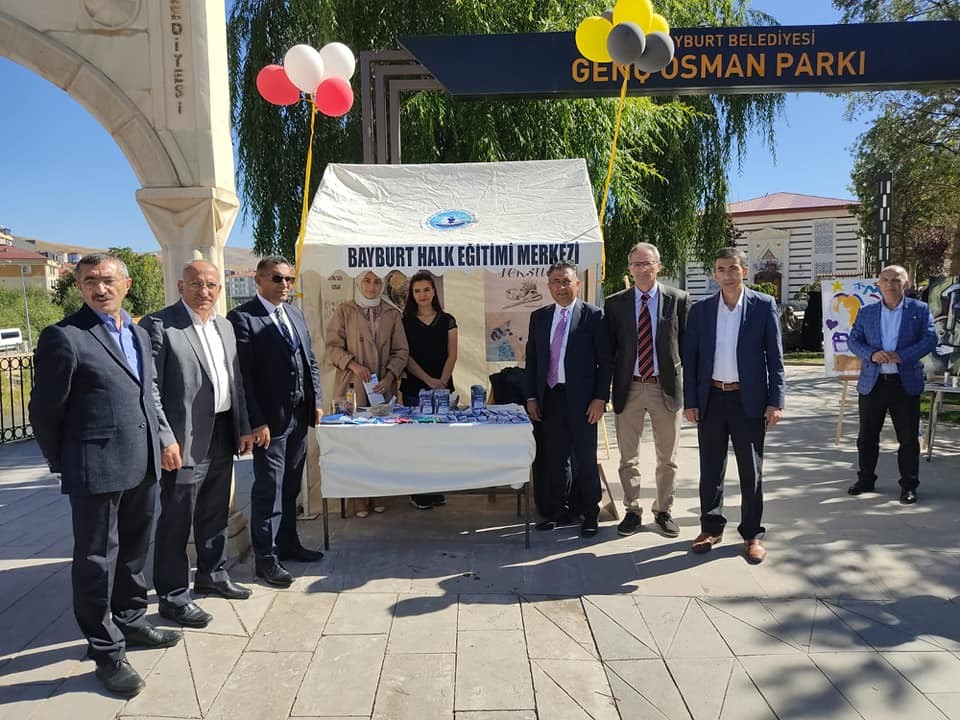 Halk Eğitimi Merkezi açtığı stantlarda kurs tanıtımı ve kayıt işlemlerine devam ediyor