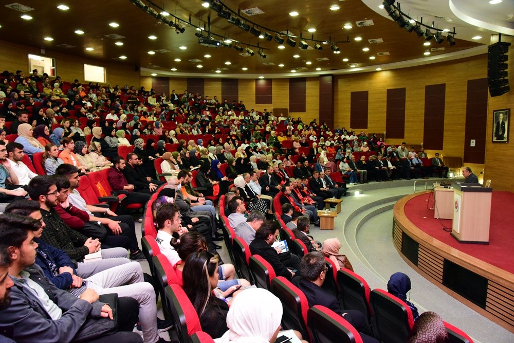 Kastamonu Üniversitesi’nde İlahiyat Fakültesi öğrencilerine yılın ilk dersini Prof. Dr. Fayda verdi