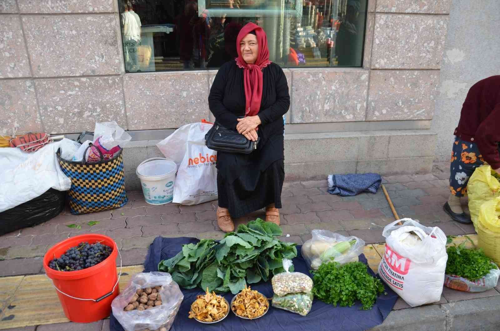 Köylü kadınlar hem üretiyor, hem de satıyor