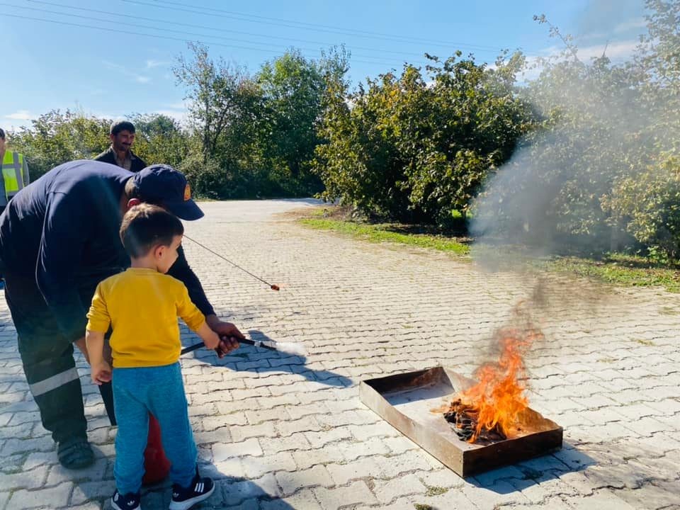 Küçük itfaiyeciler yangın söndürdü