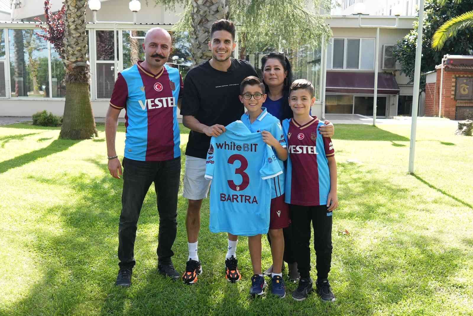 Marc Bartra, minik taraftar Çınar Ayık ile buluştu