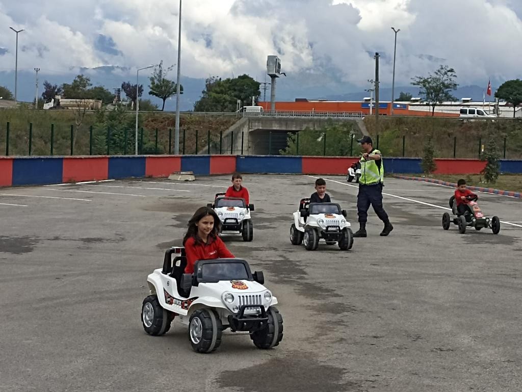 Minik öğrencilere trafik eğitimi