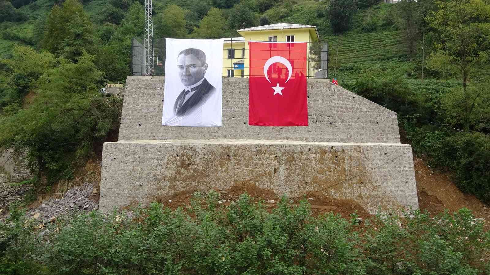 Rize’de geçtiğimiz yıl yaşanan selde bahçesi zarar gören okul yeniden eğitim ve öğretime açıldı