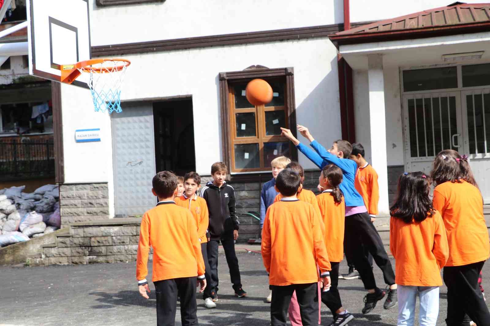 Rize’de okulların basket potalarını meslek lisesi öğrencileri yapıyor