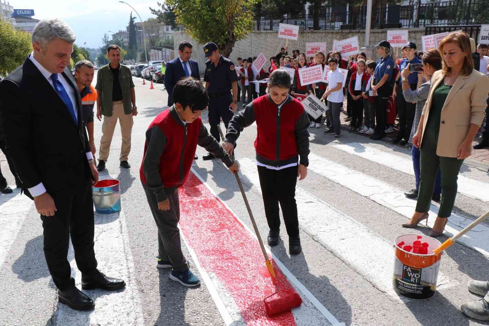 Safranbolu’da yaya geçitleri kırmızıya boyanıp, öğrenciler bilgilendirildi