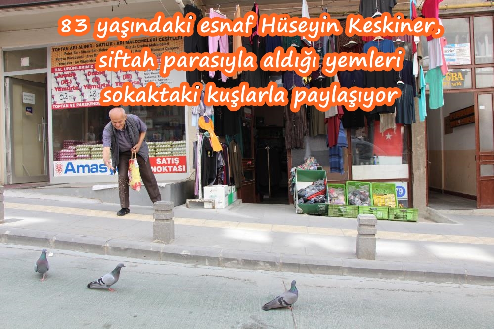 Siftah parasıyla aldığı yemleri dükkanının bulunduğu sokaktaki kuşlarla paylaşıyor