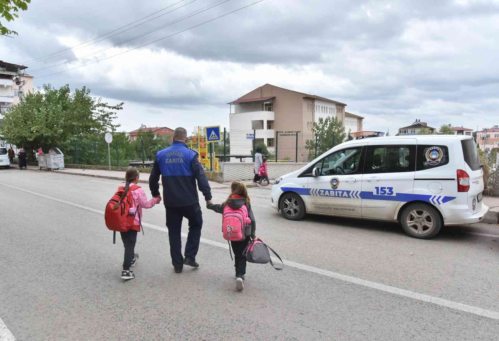 Tekkeköy’de zabıta okul önlerinde, çocuklar güvende