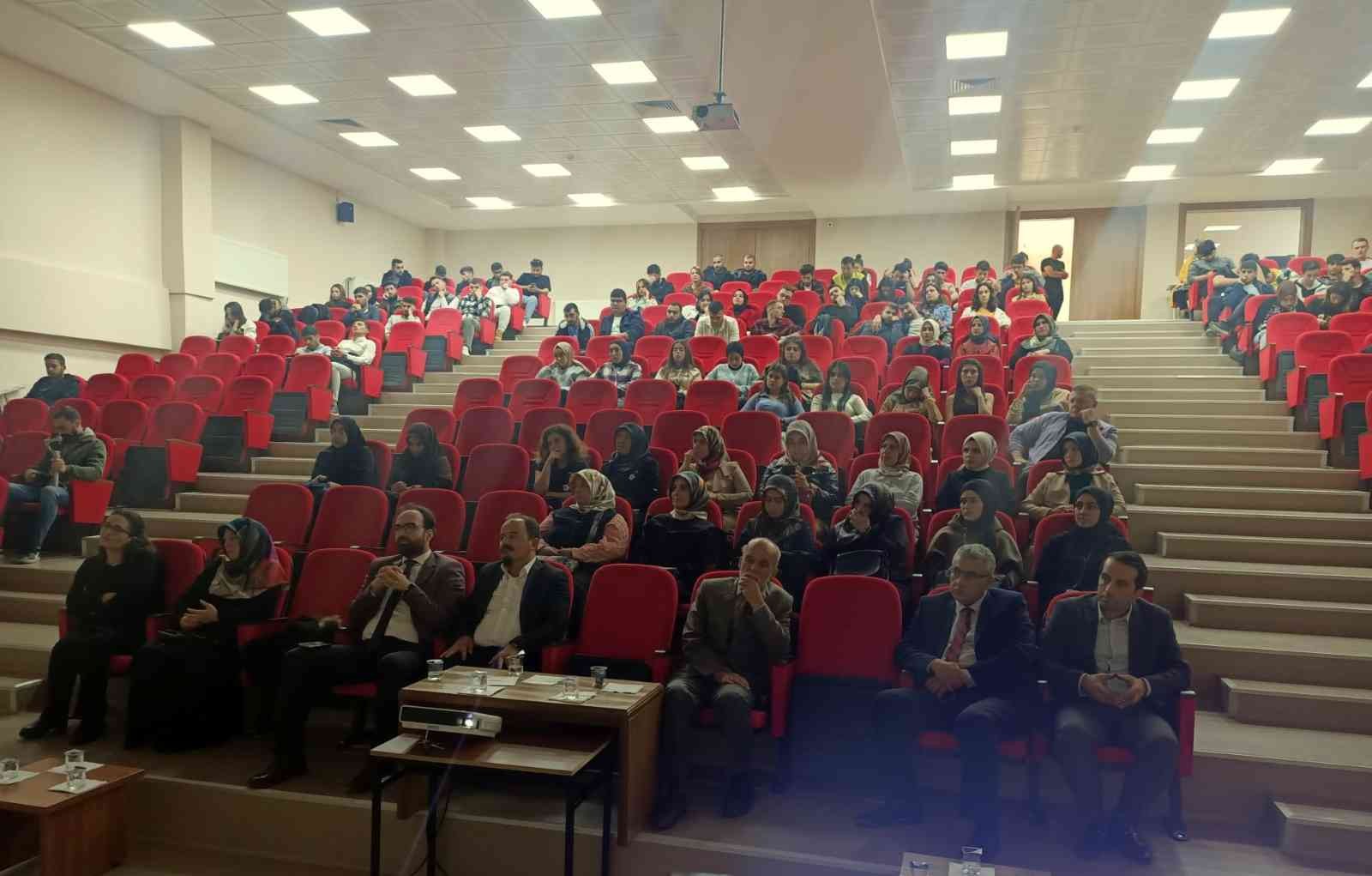 Tosya’da üniversite öğrencilerine ’kadına yönelik şiddetle mücadele’ konferansı