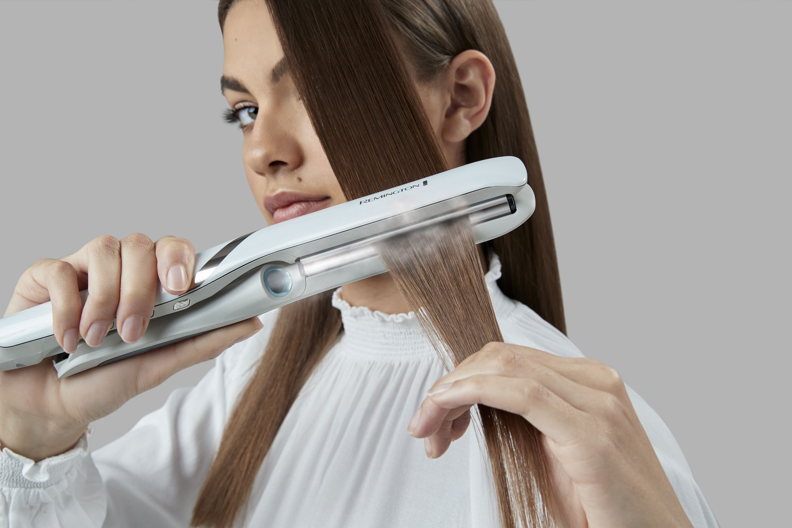 AW20-S9001-Hydraluxe-Pro-Straightener-Lifestyle-In-Use4-min